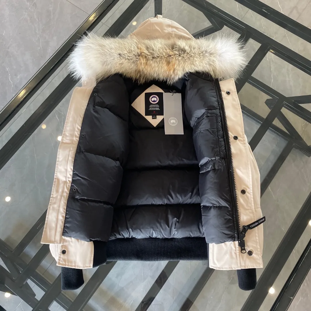 P760 Canada goose/Canada Goose 01 Couple Expedition Parka Down Jacket, authentic original version, you need to compare with the original to check it out at any time, all accessories are customized from the original factory 💯The softness and hardness of the fabric is compared with the original, and it can be restored by kneading at will (fabric misunderstanding: Fabrics with high hardness are not waterproof. Only when you buy the latest authentic version this year will you notice the softness and comfort of the fabric) 💯The down is synchronized with the authentic white duck down, fluffy and not lumpy. Electronically controlled velvet filling machine 💯Customized zippers with authentic YKK military-grade copper core zipper pullers, high hardness and no jamming 💯The fur collar is purchased from Western Canada coyote skin original customization 💯All workmanship and wiring are controlled by workers with more than ten years of experience. They must be horizontal and vertical, and are not allowed to twist. The inner wiring density is more sophisticated. Feel free to compare 💯Big goose label Collar label Washed label Hangtag Zipper cord Pocket label Back label, collar velvet, Velcro fasteners, cuffs, all details are updated simultaneously with genuine products. The best version, the most complete color matching, all kinds of battle products. Color: off-white, black, charcoal gray, navy blue, red, blue. Size: XS-XXL